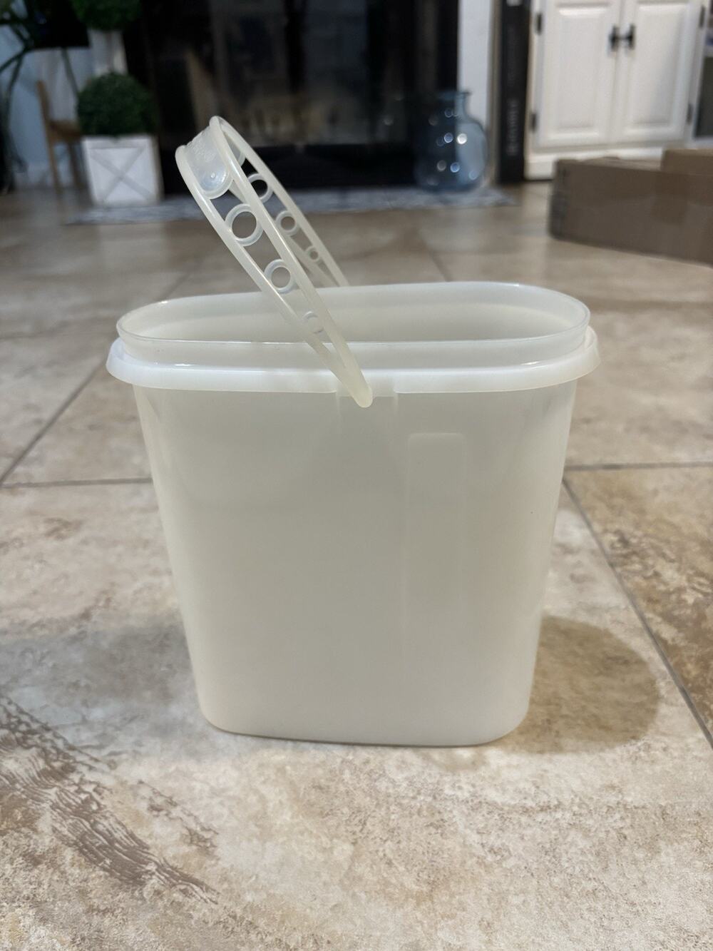 VINTAGE‎ 1970's White TUPPERWARE BEVERAGE BUDDY 587 2 QT Quart White Pitcher